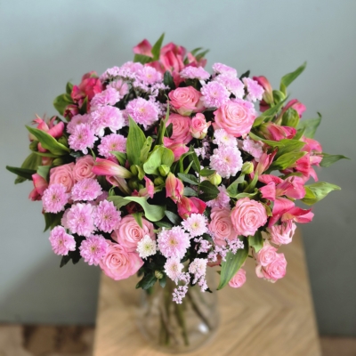 Bukiet Kwiatowy Zachwyt z różowych róż i alstremerii w szklanym wazonie