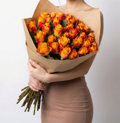 Bukiet herbacianych róż w papierze.