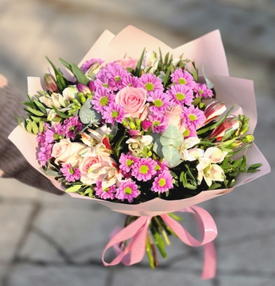 Uśmiech dla Ciebie – różowy bukiet kwiatów w eleganckim opakowaniu