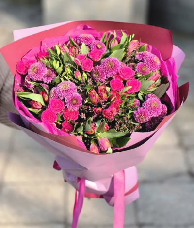 Kwiaty dla Ciebie – bukiet w odcieniach różu z eleganckim opakowaniem