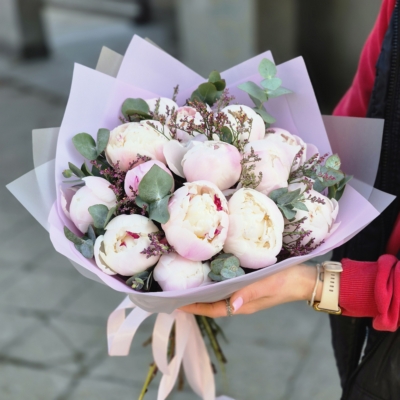 Peoniowa Czułość – bukiet niebiesko-fioletowych peonii w eleganckim opakowaniu