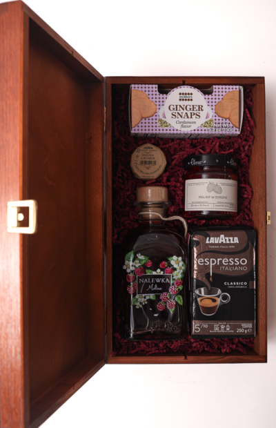 Malinowa Chwila – prezent dla babci lub dziadka z nalewką malinową i słodyczami