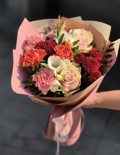 Velvet Blush – elegancki bukiet pastelowych róż i goździków w różowym opakowaniu