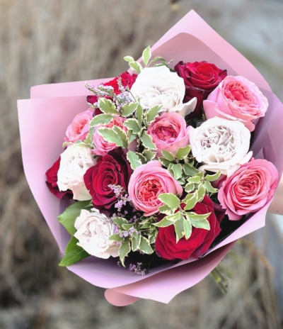 Bukiet Tylko dla Ciebie z czerwonych i pastelowych róż w eleganckim opakowaniu