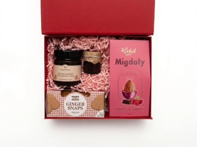 Sweet Love Box – elegancki zestaw prezentowy ze słodyczami w różowym pudełku