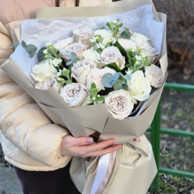 Kremowa Elegancja – bukiet róż w odcieniach beżu i bieli w eleganckim opakowaniu