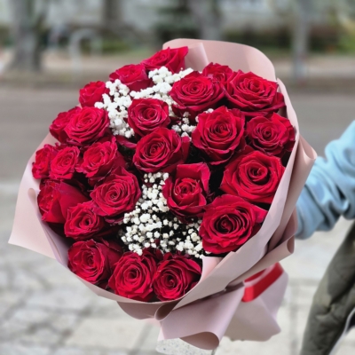Czerwone Wyznanie – bukiet czerwonych róż w eleganckim opakowaniu